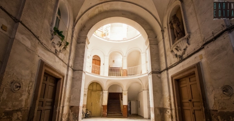 Bari, androni che paiono teatri e statue di Renzo e Lucia: � l'eclettico "Palazzo Manzoni"